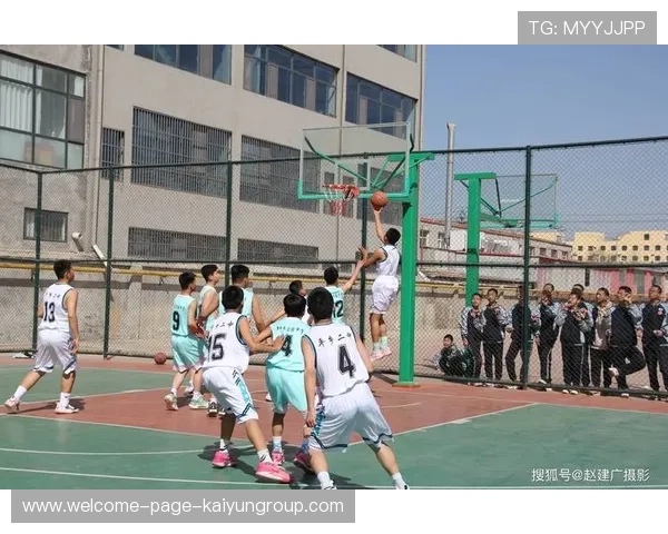 中学生篮球赛爆冲突：家长被赶出场